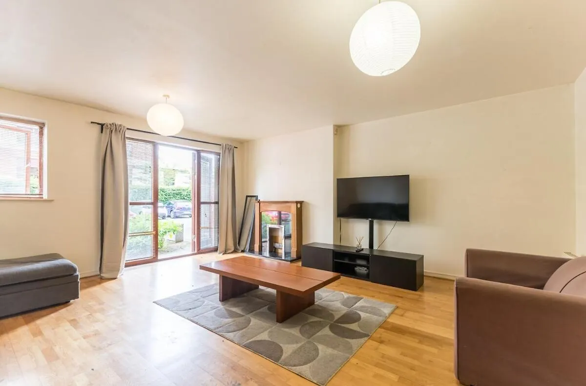 Spacious Two Bedroom Apartment Дублин
