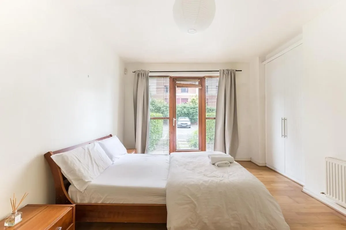 Spacious Two Bedroom Apartment联系方式